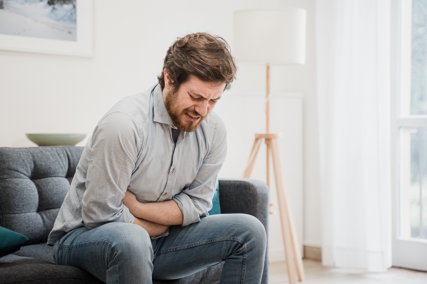 Il dolore nella parte superiore dell'addome è il sintomo più comune dell'ulcera gastrica e duodenale.