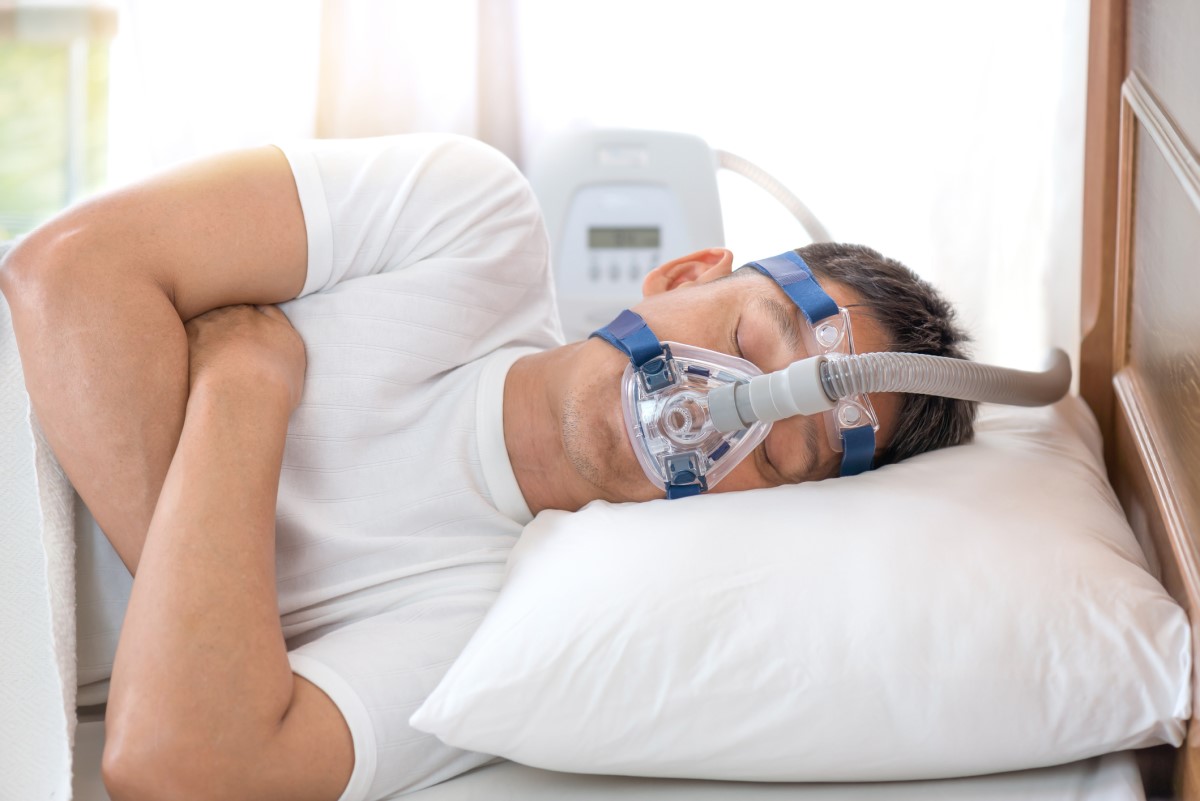 Maschera CPAP sul volto di un uomo con apnea notturna