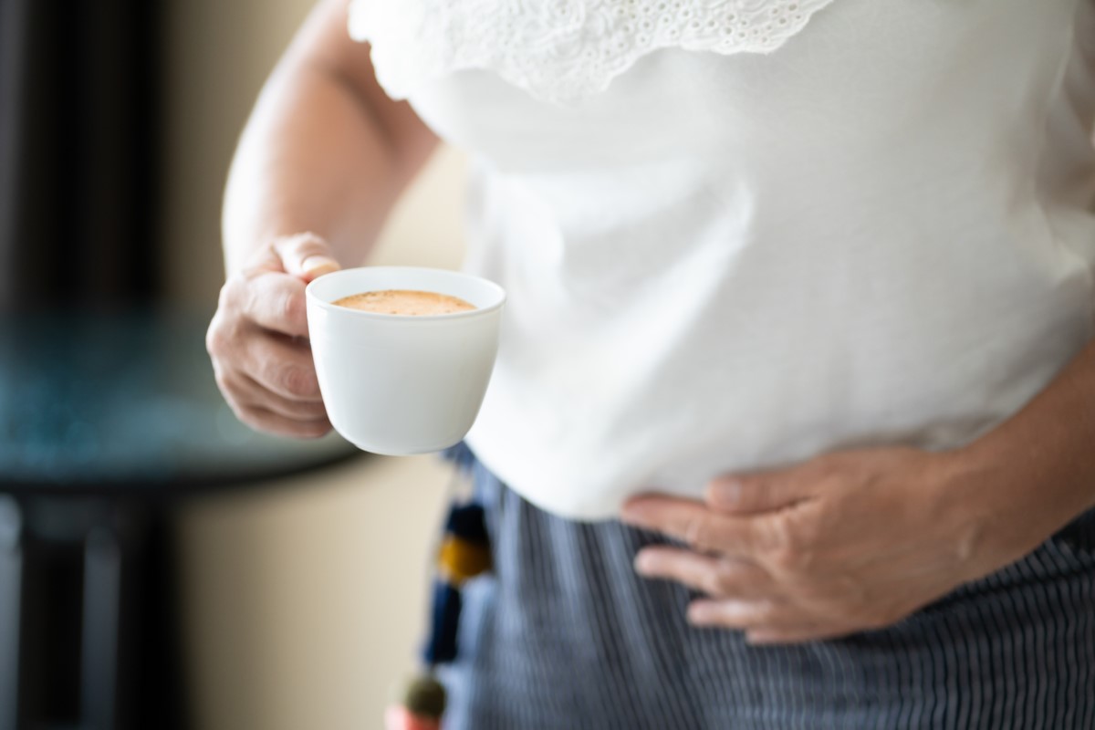 Una tazza di caffè in mano come fattore di rischio per il peggioramento dei sintomi del reflusso