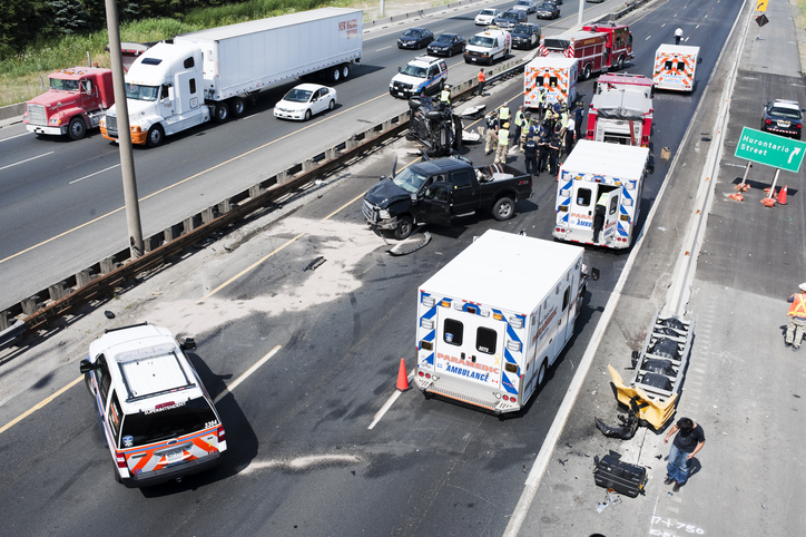 Incidente stradale, auto, vigili del fuoco, polizia, servizi di soccorso