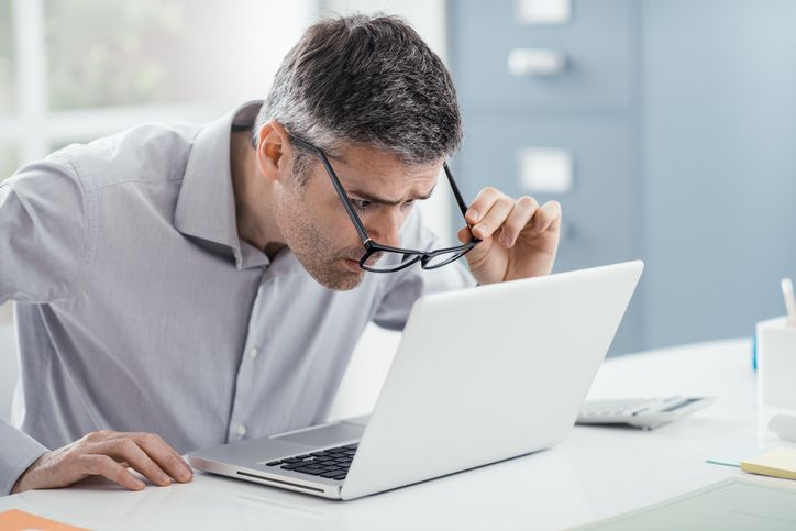 Il problema è la lettura: l'uomo dietro al computer non vede bene senza occhiali