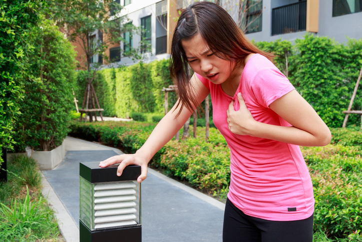 Giovane donna che si stringe il petto, dolore al petto, palpitazioni, palpitazioni cardiache