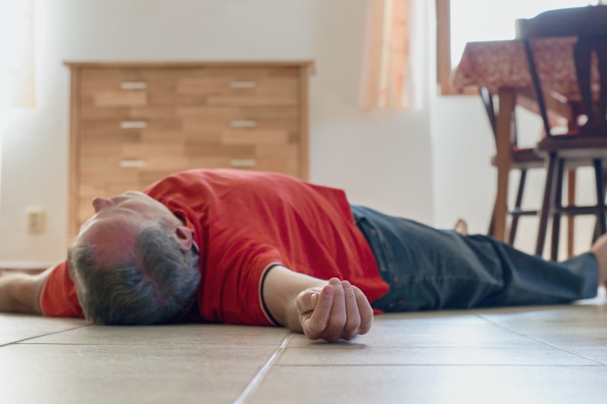 Un uomo privo di sensi disteso sul pavimento di una casa