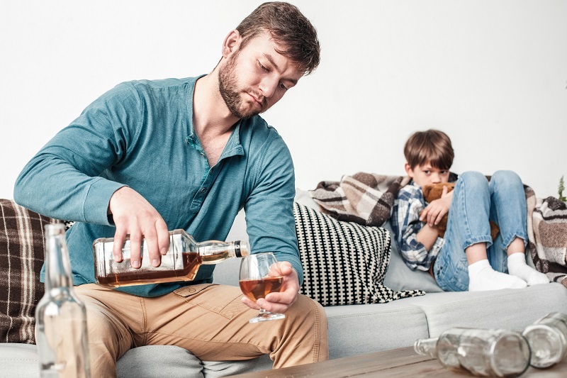 La dipendenza del padre dall'alcol, di cui soffrono soprattutto i figli.