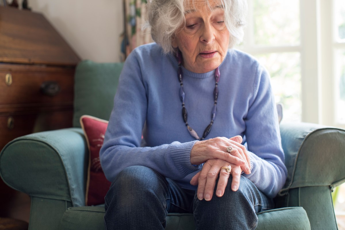 Una donna ha problemi di tremori agli arti superiori a causa della malattia di Parkinson.