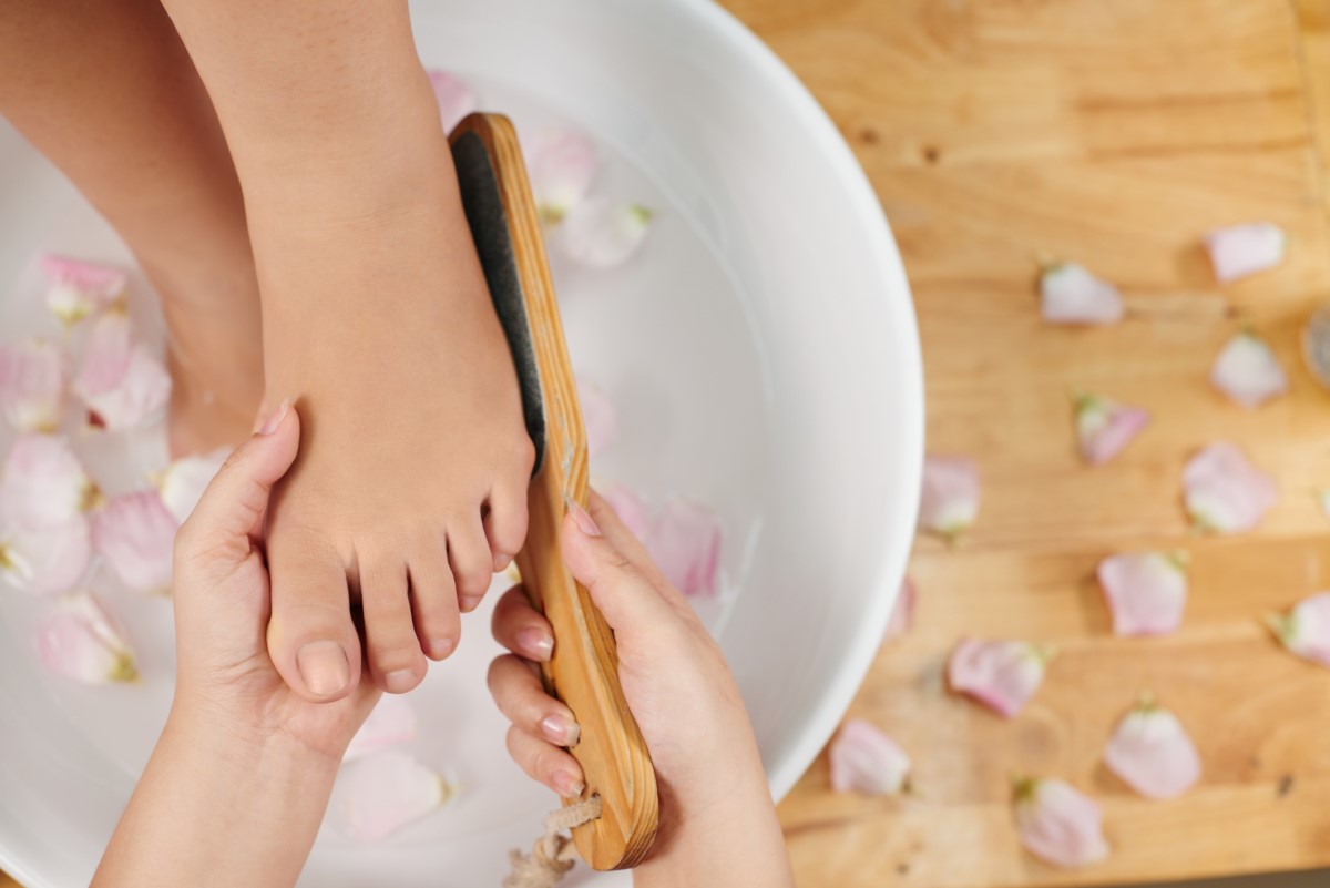 Pedicure, trattamento dei piedi e rifinitura con spazzola rassodante