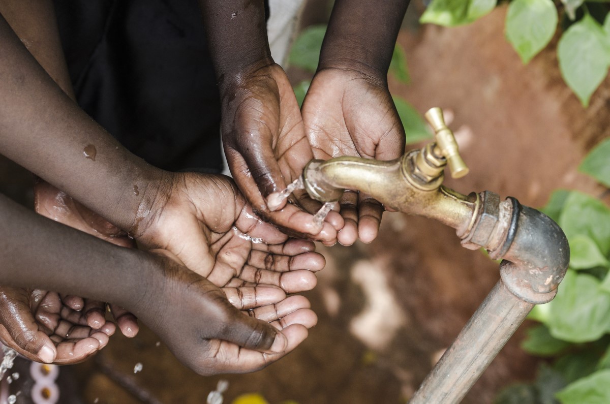 Le mani delle persone sott'acqua