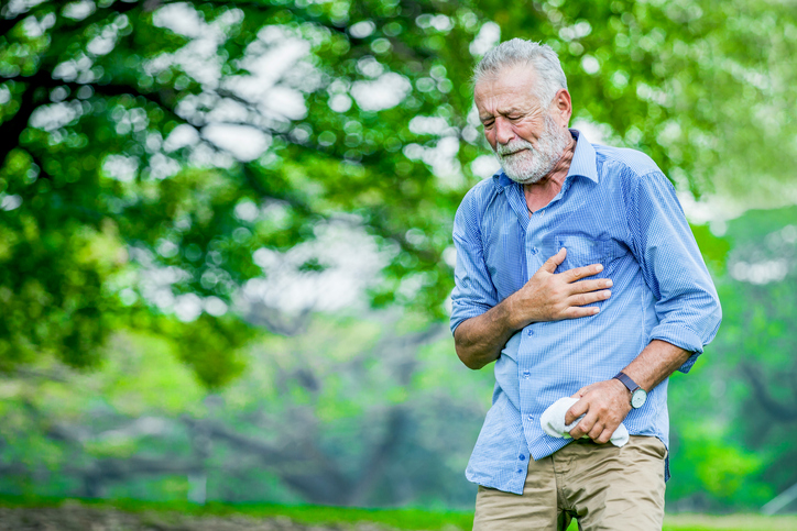 L'anziano signore ha problemi cardiaci mentre cammina