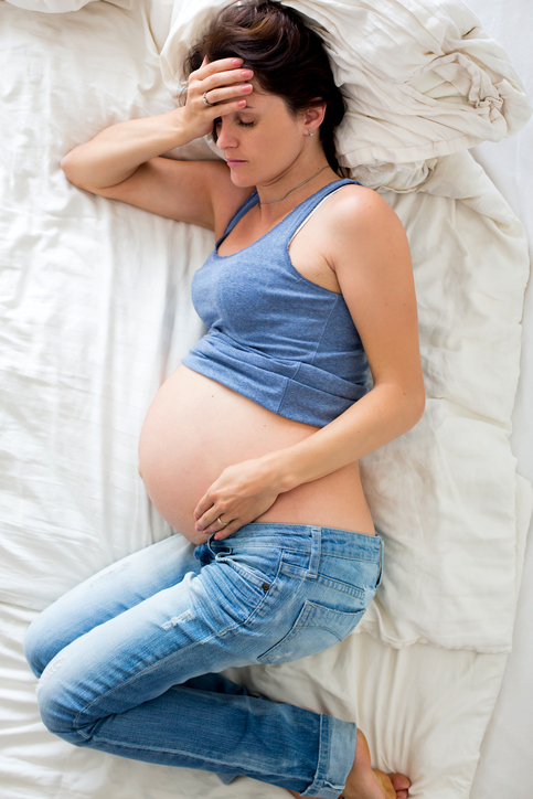 Gravidanza e insonnia, una donna sdraiata sul letto