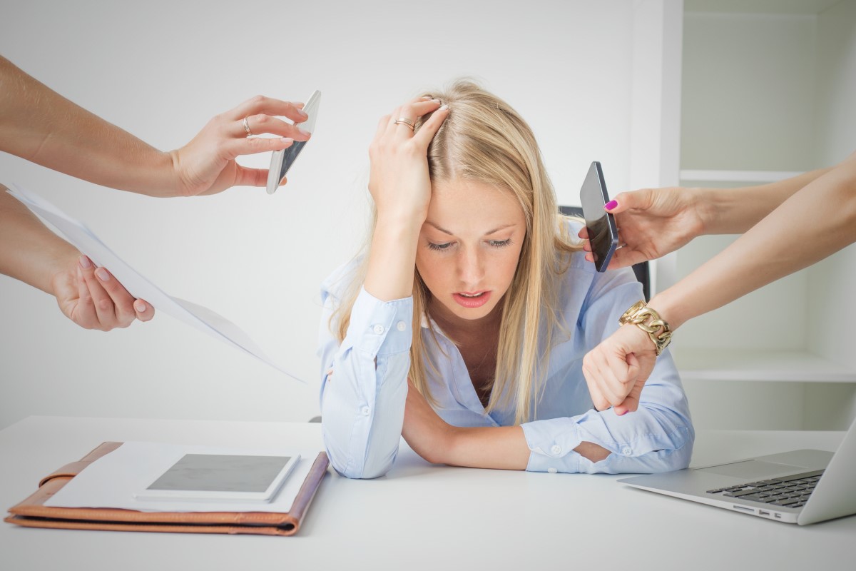 La donna non è interessata al lavoro, è oberata di lavoro, esausta, seduta alla scrivania e non lavora.