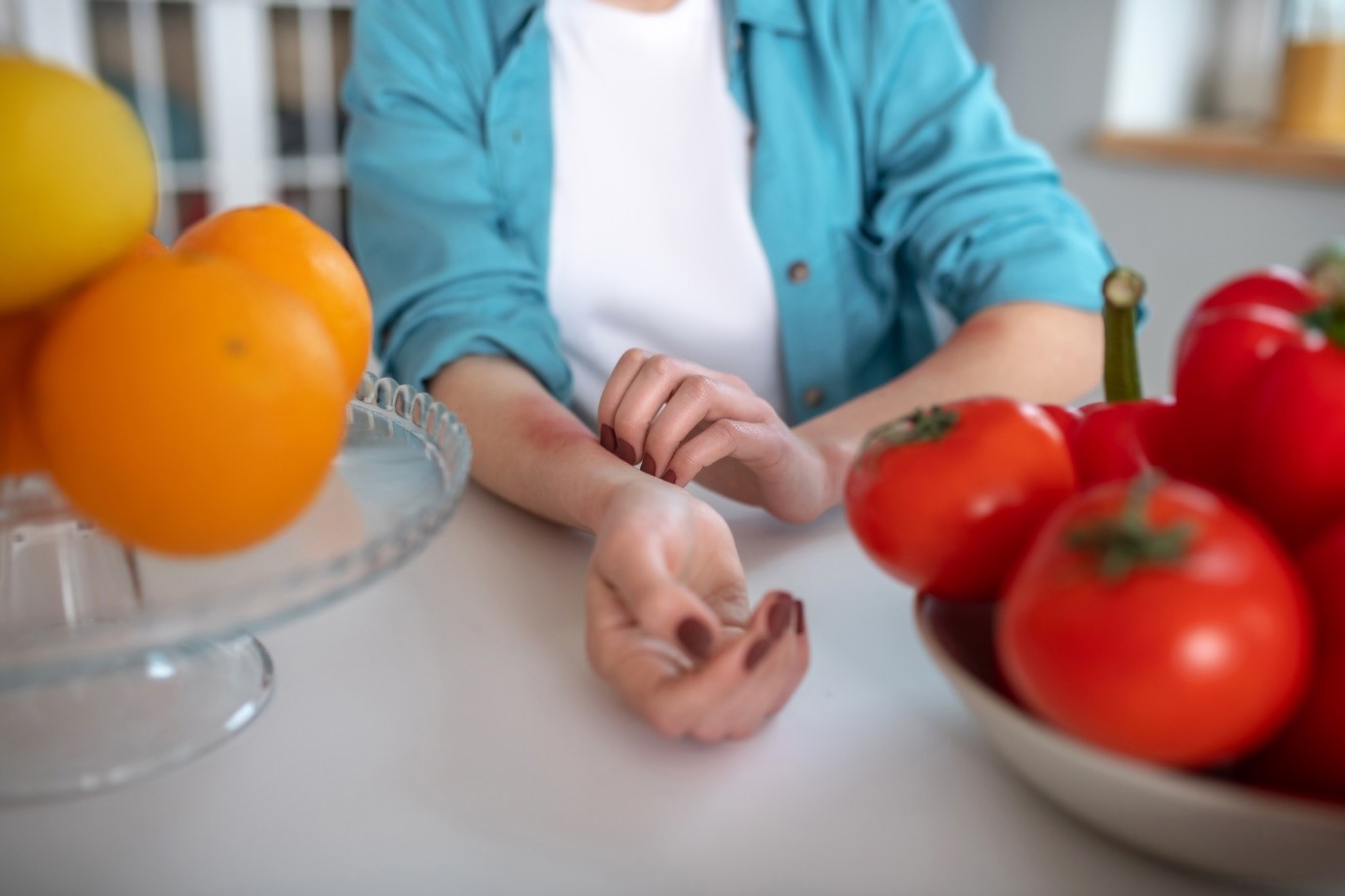 Una donna ha l'orticaria dopo aver mangiato frutta o verdura? Si gratta l'avambraccio