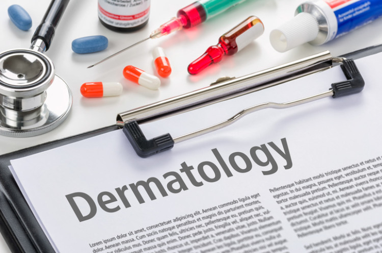 carta con accanto una descrizione di dermatologi pillole e siringa