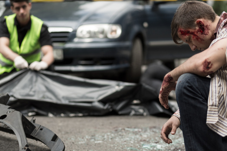 uomo con la testa insanguinata dopo un incidente stradale