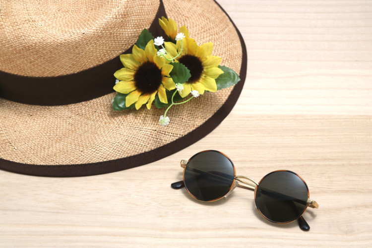 cappello con girasoli e occhiali