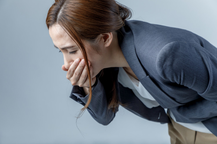 una donna con un abito che le dà la nausea