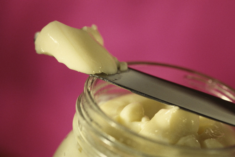 maschera a base di ingredienti fatti in casa di colore giallo in un barattolo