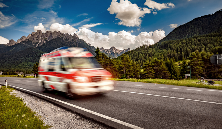 Ambulanza che percorre la strada.