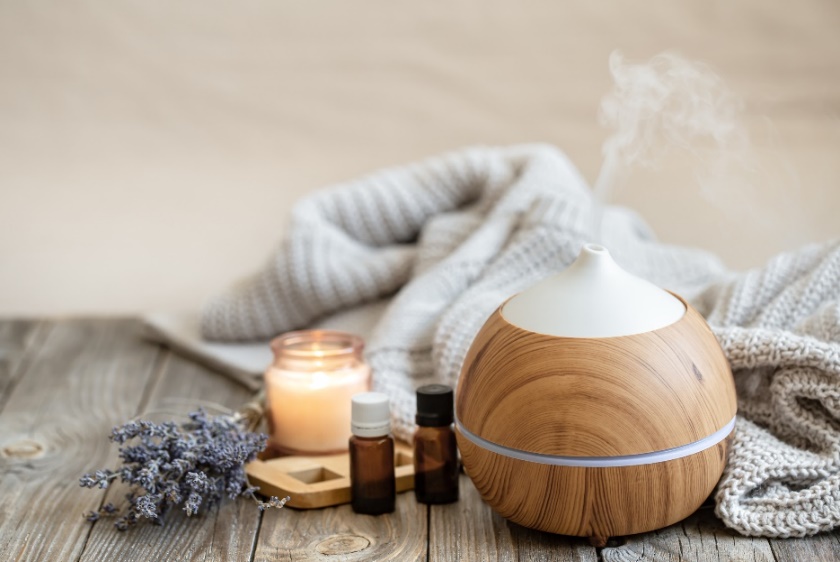 Aromaterapia con olio essenziale di lavanda tramite diffusore