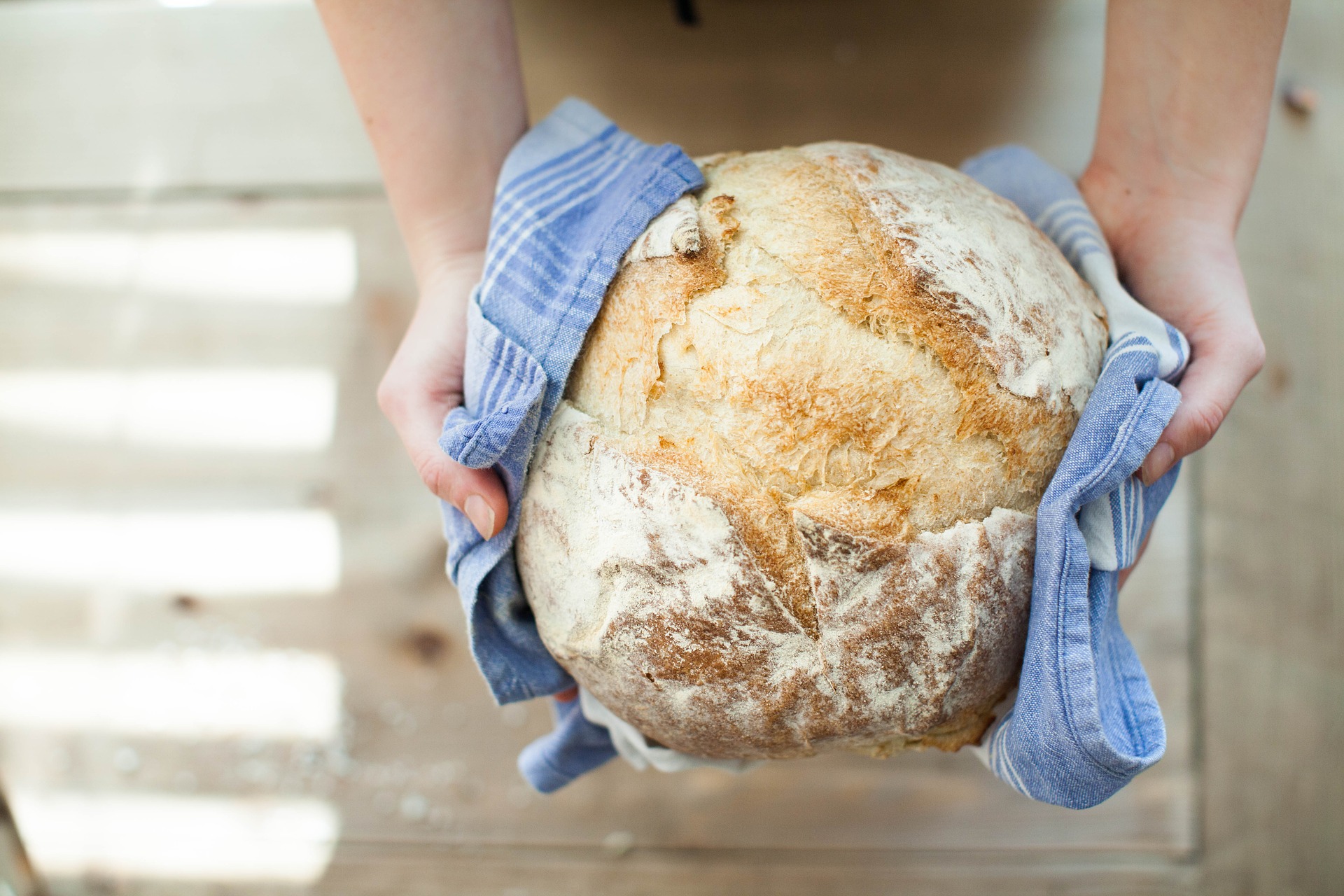 Persona con pane senza glutine in mano