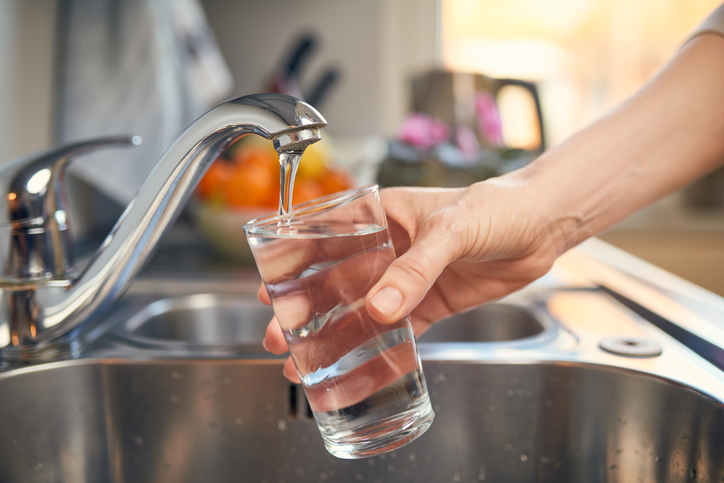 Riempimento di acqua fresca dal rubinetto