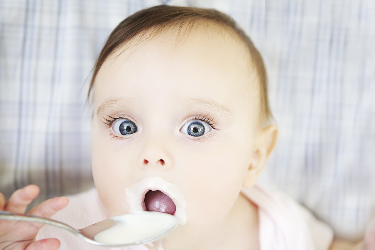 Dieta con occhi grandi che mangiano yogurt