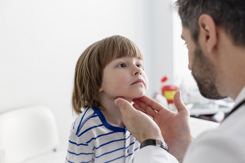 Esame medico delle tonsille in un bambino