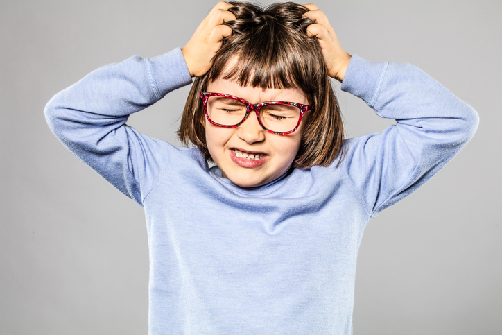 Ragazza nervosa, che si gratta la testa