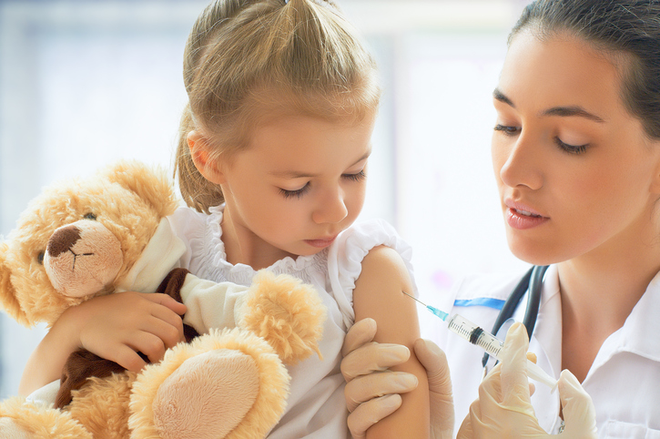 Vaccinare un bambino con un animale di peluche