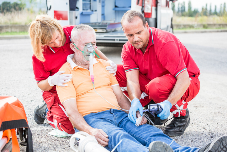 paramedici accanto a un paziente collassato