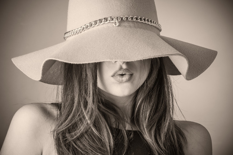 foto in bianco e nero di una donna con un grande cappello