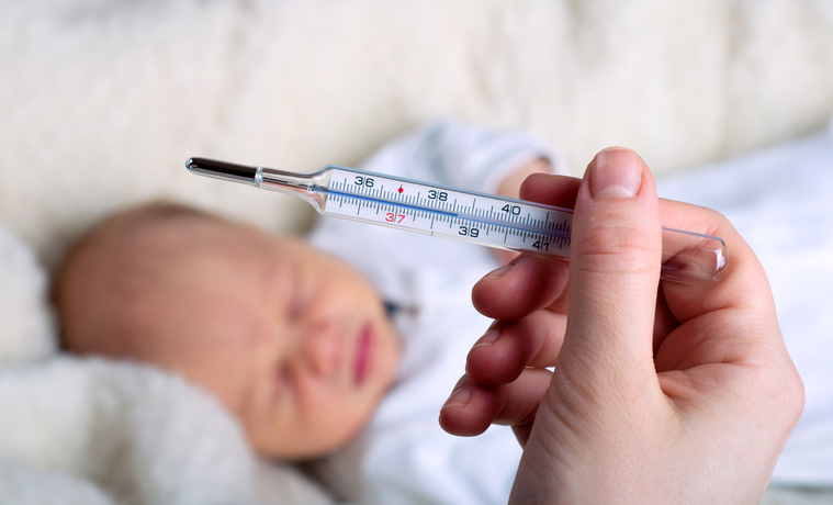 Misurare la temperatura corporea a un bambino piccolo