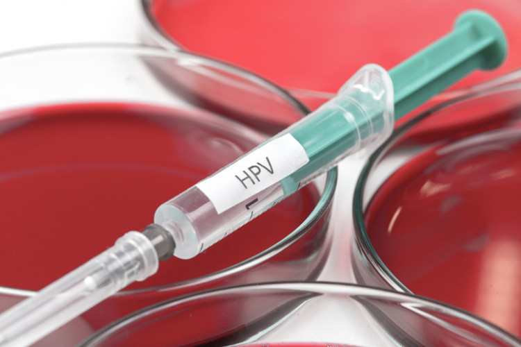 siringa con vaccino HPV