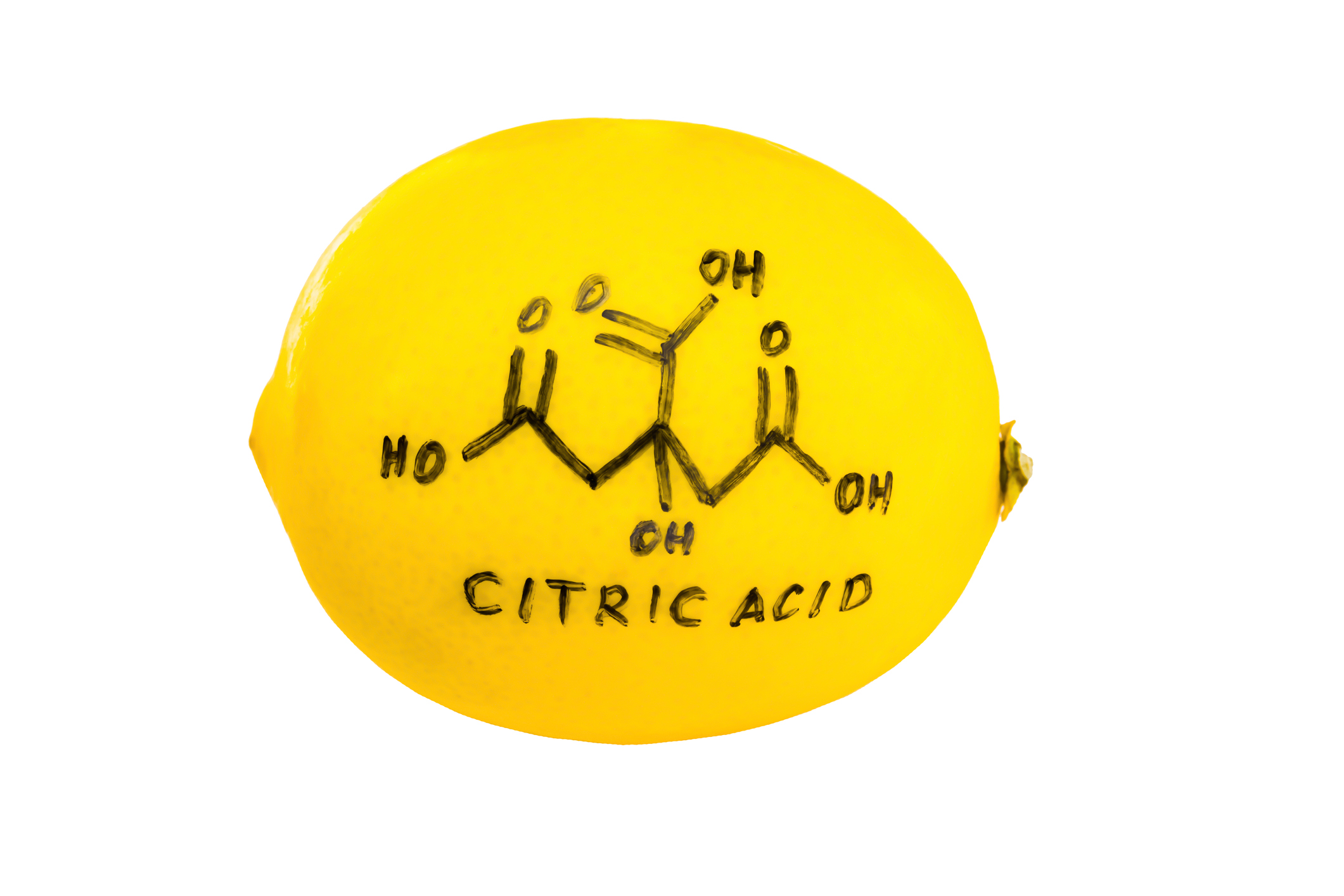 Formula dell'acido citrico scritta a pennarello su un limone