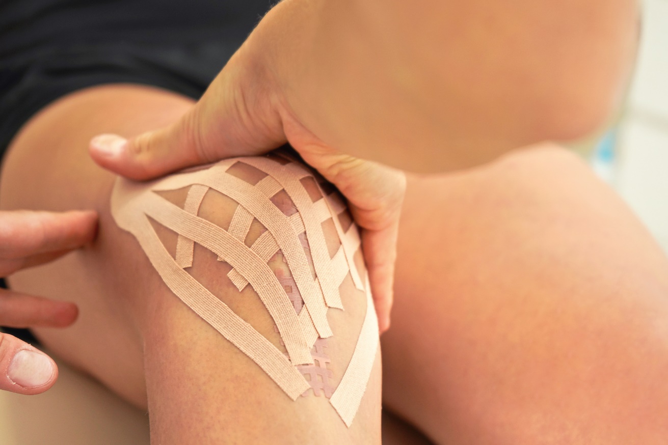 Kinesiotaping linfatico (linfotape) applicato nell'area dell'articolazione del ginocchio