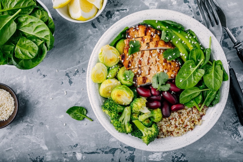 Esempio di pasto principale completo: pollo magro e fagioli (proteine), molte verdure (fibre e nutrienti), mezzo avocado (grassi) e quinoa (carboidrati complessi).