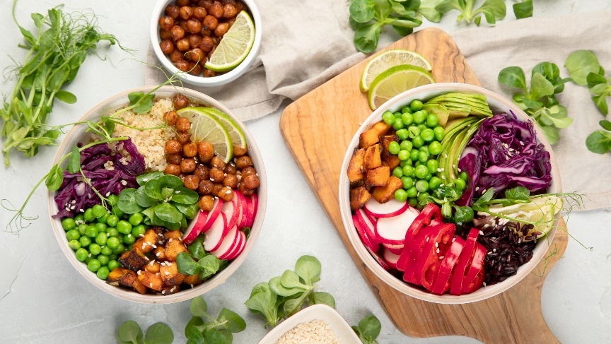 Esempio di cena: poké bowl: proteine (pollo/tofu/pollo), quinoa/riso, fagioli edamame e verdure fresche.