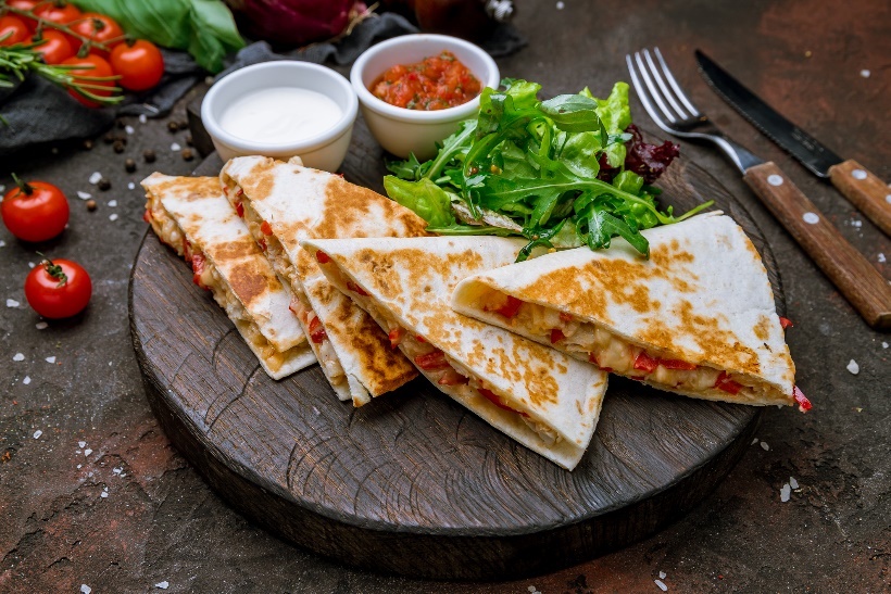 Esempio di pranzo: quesadilla al forno con carne/fagioli e verdure. Contorno con salsa di pomodoro e verdure fresche.