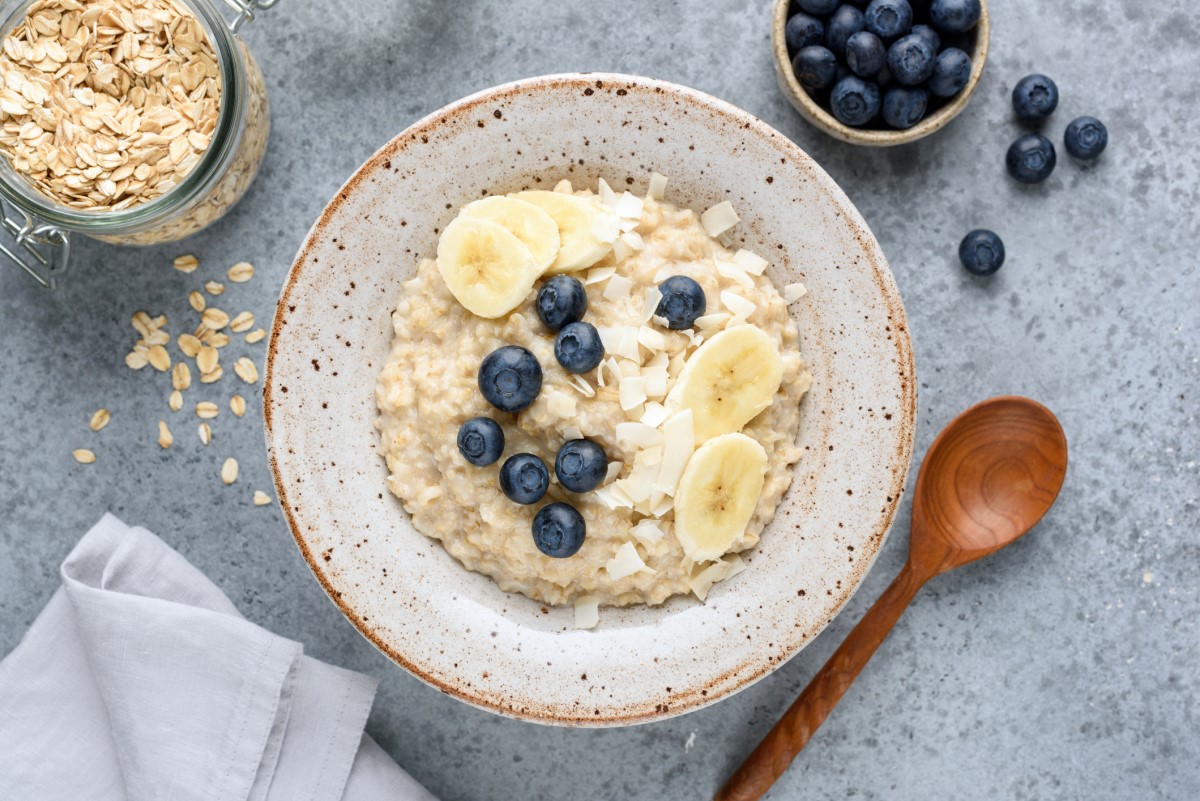 Colazione dolce: porridge proteico con frutta fresca e cocco