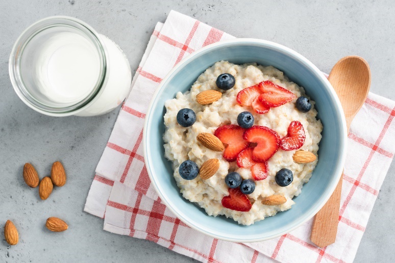 Esempio di colazione dolce: budino proteico/porridge con frutta fresca e una piccola quantità di noci/semi.