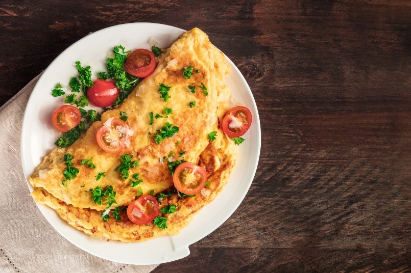 Esempio di colazione salata: frittata di uova con erbe e verdure fresche