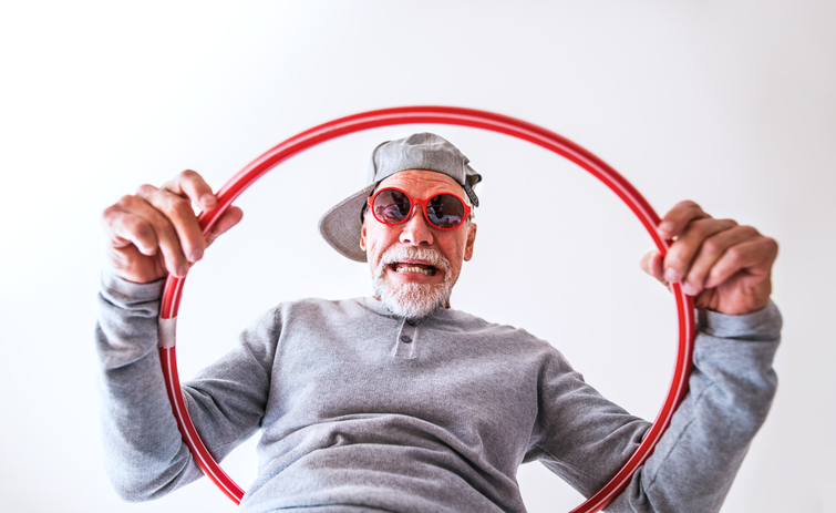 un uomo anziano con un cappello con un cerchio