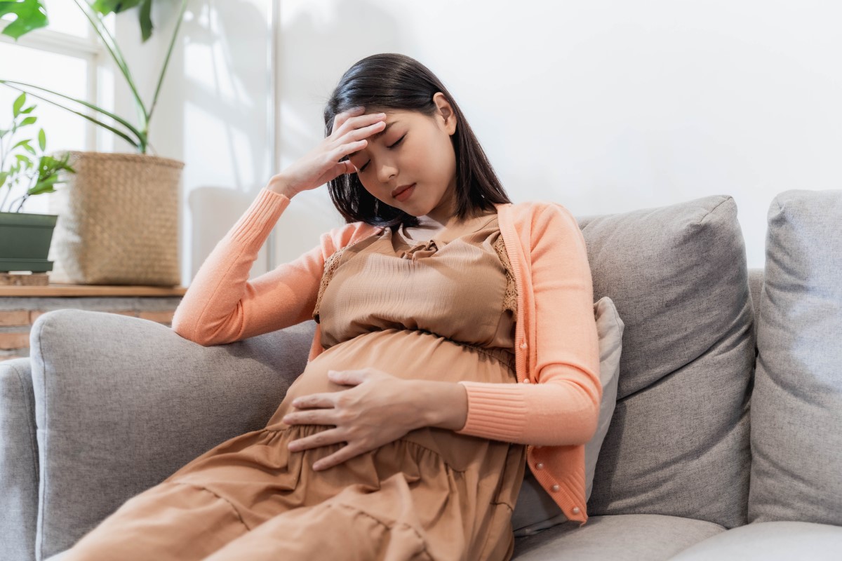 La donna incinta ha mal di testa