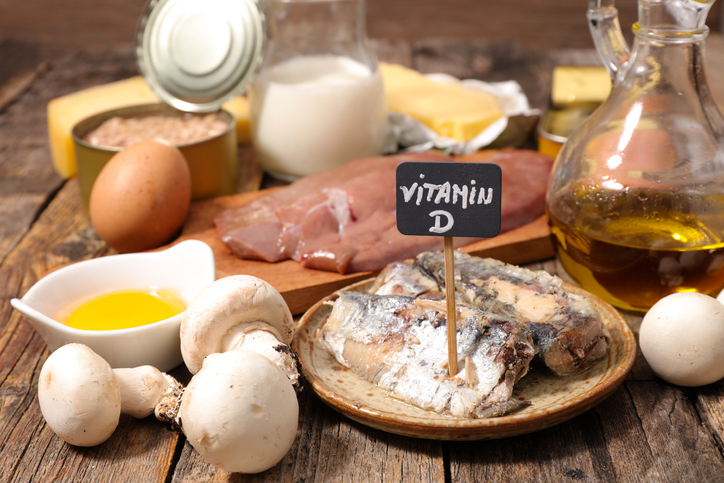 La vitamina D si trova in alimenti come pesce, fegato, olio, uova, funghi, latticini e formaggi.