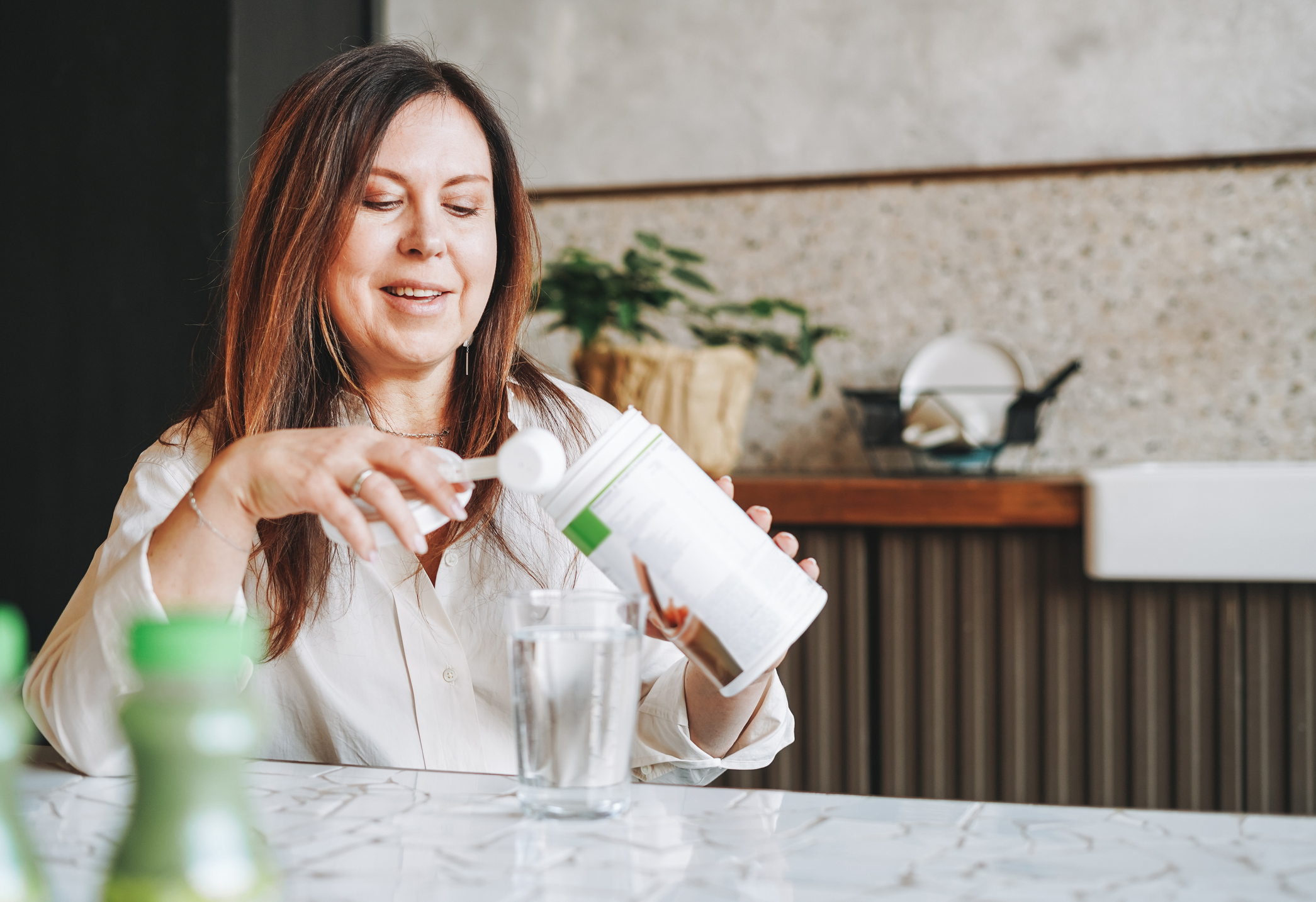 Integratori alimentari: la polvere e la donna che la consuma