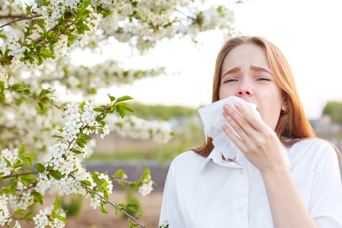 Le allergie che causano starnuti frequenti e naso che cola possono causare epistassi