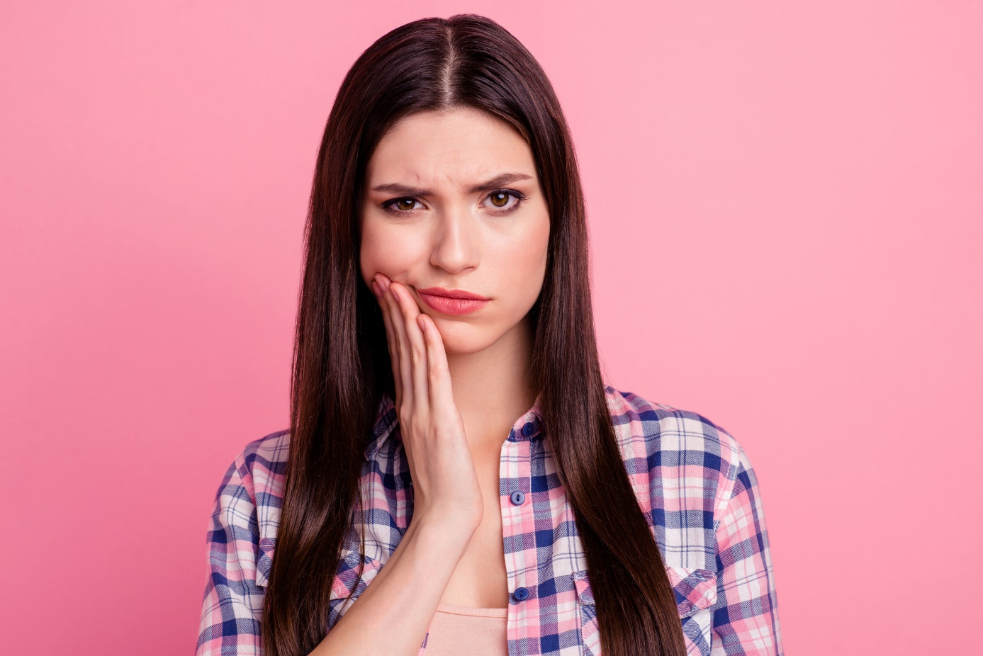 Mal di denti - la ragazza si tiene il viso, le fanno male i denti