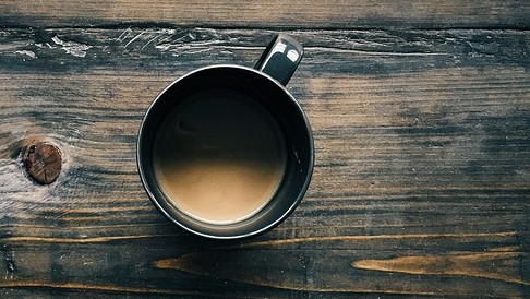 caffè in tazza sul tavolo, vista dall'alto