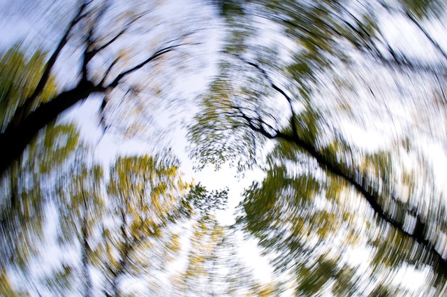 alberi circolari sfocati come segno di vertigine