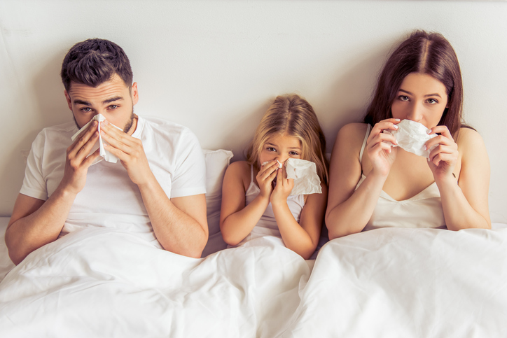 La famiglia, cioè il padre, la madre e la figlia sono a letto, hanno il naso pieno, sono raffreddati, a causa di una malattia, ad esempio l'influenza.