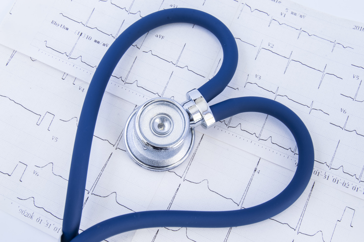 Fonendoscopio a forma di cuore posizionato sulla registrazione ECG